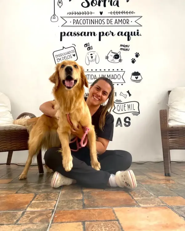 Karina, veterinária da Dogs 4ever, com um dos cães hospedados